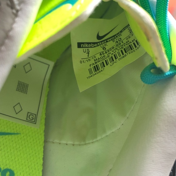 Nike Soccer women’s shoes cleats - 7 US - Picture 4 of 4